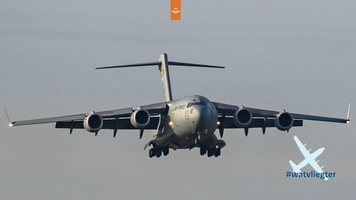 #WatVliegtEr Deze ochtend landt er een C-17 op de vliegbasis met aan boord 2 gemoderniseerde Apache-Echo helikopters. De Apaches komen terug uit Amerika. Daar kregen de toestellen een flinke upgrade. Vanmiddag vertrekt de C-17 weer van de vliegbasis.