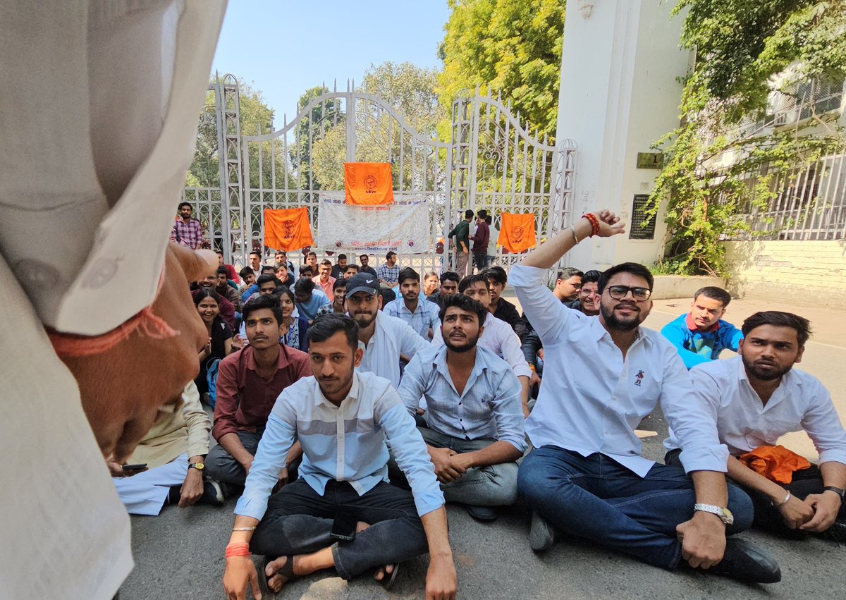 skphotography68's tweet photo. लखनऊ विश्वविद्यालय में #ABVP छात्रों द्वारा छात्रवृत्ति को लेकर धरना प्रदर्शन छात्रवृत्ति को लेकर यह कई बार दे चुके हैं धरना प्रदर्शन ||

#ABVP #LucknowUniversity #Lucknow https://t.co/WMB54SLkip
