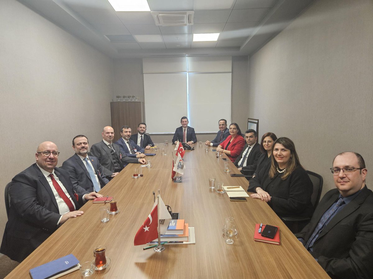 Petformtr's tweet photo. PETFORM Yönetim Kurulu Üyeleri ve Sekretaryası EPDK Doğal Gaz Piyasası Daire Başkanı Sn. Hüseyin Daşdemir'i ziyaret etti https://t.co/Kyqh11DzT6