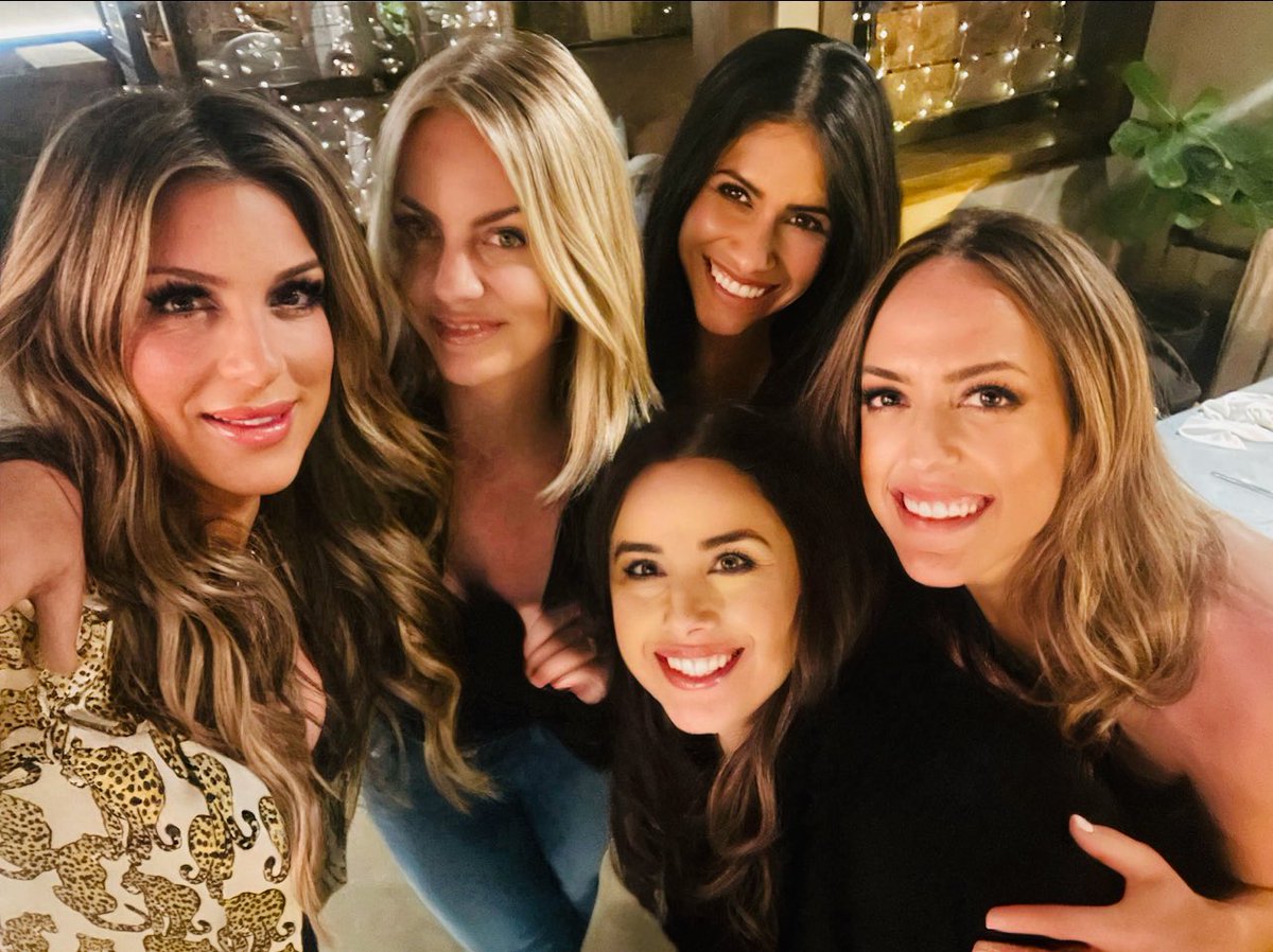 KristiesTeam's tweet image. Proud Gaels tonight!! 
Cheering on our team together! 🏀❤️💙
@GaelAlumni @smcgaels @smcgaels @WCCsports 
#godsagael #beckitgirls #wwc #gettingitdone #classof2002 #BFF