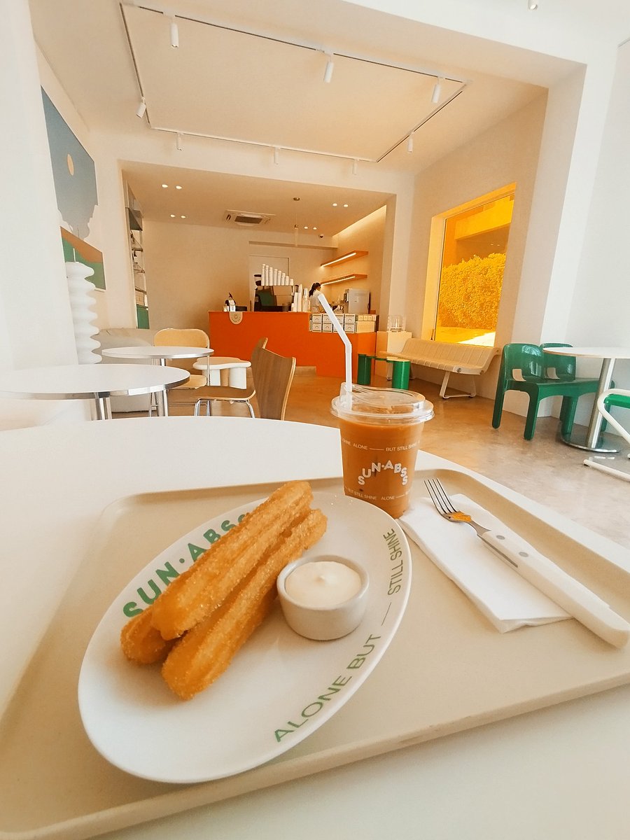 WannoiBKK's tweet photo. ウドムスック駅近のチュロスCafe✨
熱々サクサクのシナモンチュロスにクリームチーズディップがもぉ最高ー❗
115バーツ❢店内可愛くて駐車場も4台分ありました🟠🟢
#sunabss #cafe https://t.co/rBJyB8ph3p