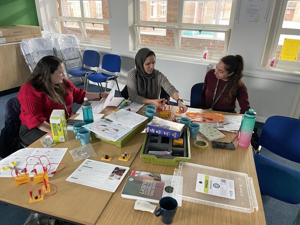 Returned to the Swindon Partnership yesterday to deliver their #PhizziElectricity <a href="/ogdentrust/">Ogden Trust</a> CPD. Lovely to see some familiar faces and meet new teachers in this brilliant partnership! 🔋💡⚡️