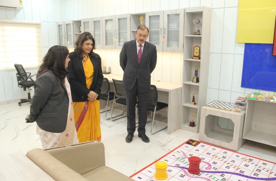 burman_amrita's tweet photo. At sunbeam we value our staff’s hard work and the effort they put in so selflessly that we decided to give them a Teacher’s Recreation Room at Sunbeam Lahartara … and do they love it? Of course!! https://t.co/9S2VFPjGPE