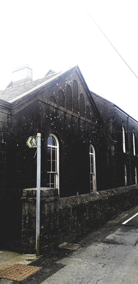 Another simple sign,with the great dark chapel looming behind. The mystery of these huge buildings in little villages like Llithfaen. 
#FingerpostFriday
@FingerpostFri