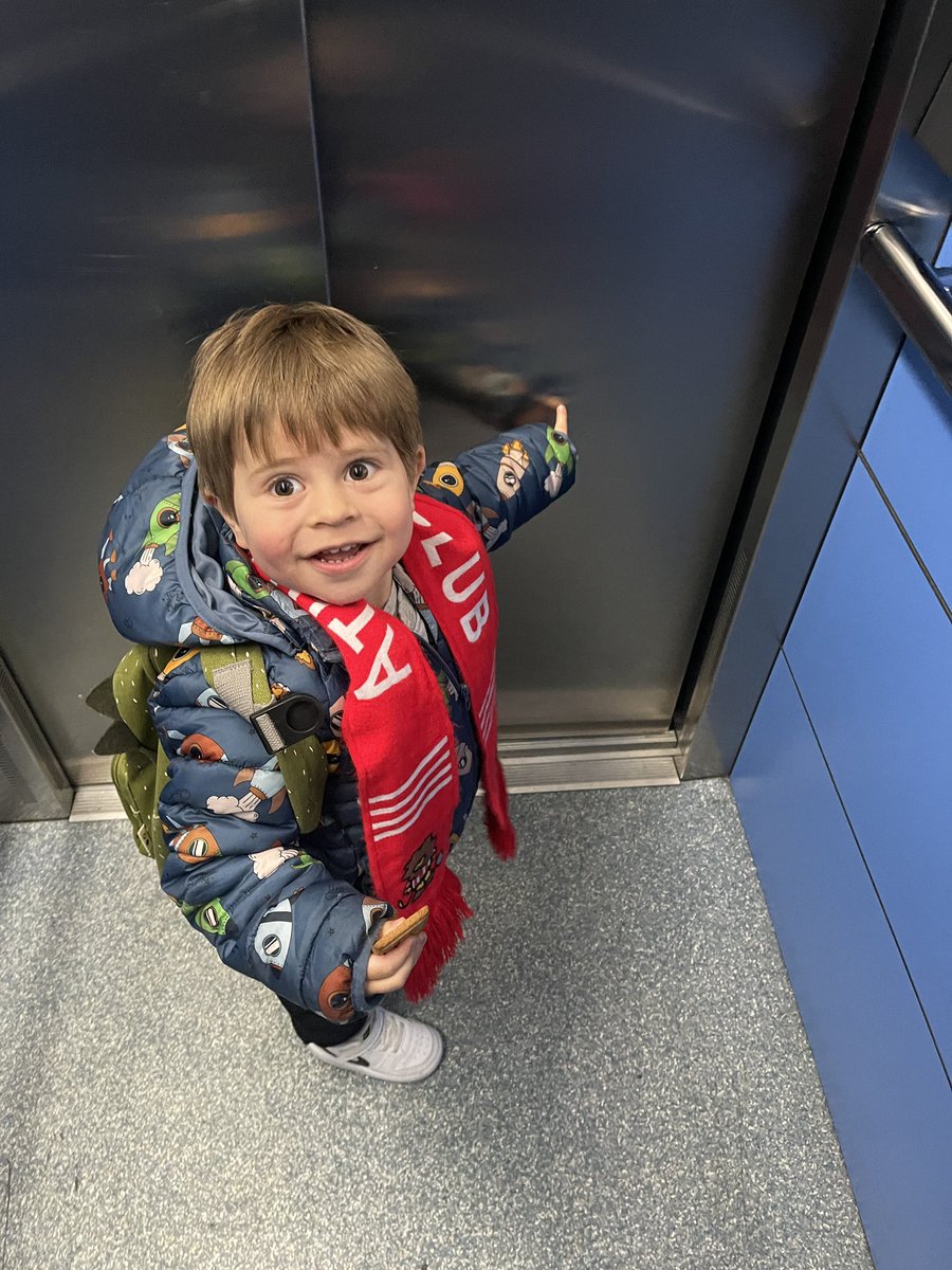 endikadesigner's tweet image. Y sin decirle nada de nada, hoy quería ir con su bufanda al cole con sus dos añitos. Parece que el sentimiento se contagia.
Orgullo de aita.

Aúpa @AthleticClub !!