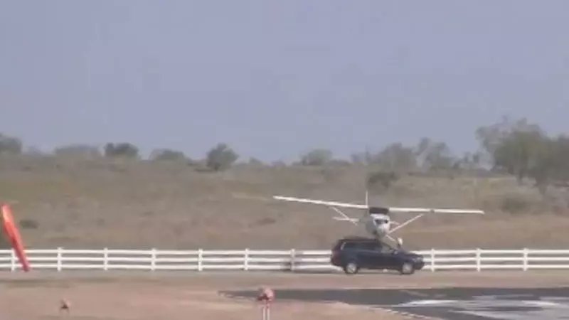 LiborSason's tweet photo. Když chce jestřáb ulovit automobil aneb Cessna 172 Skyhawk a opravdu hustý #lowflight při přistání😱 https://t.co/HyxvJYU7yX