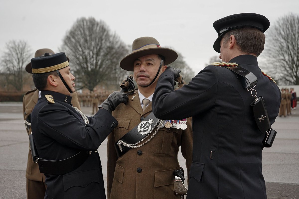 It’s an exciting year for the @QG_SIGNALS who will celebrate their 75th anniversary in Sept. For 42 new soldiers, yesterday was especially poignant as they completed their attestation parade. With 450 people on parade it was a fantastic day. @Gurkha_Brigade @GurkhaMuseum