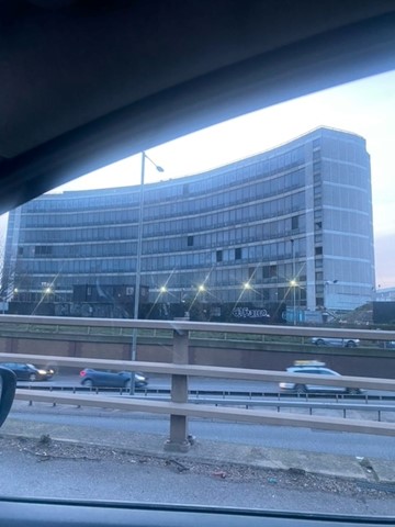 Our second #NoteandQuery pertains to this building on the North Circular. Tammy thinks it used to house a big computer company, but has been empty for years. Does anybody remember what was there before? Or who built it? Or what the future holds for this curved structure?