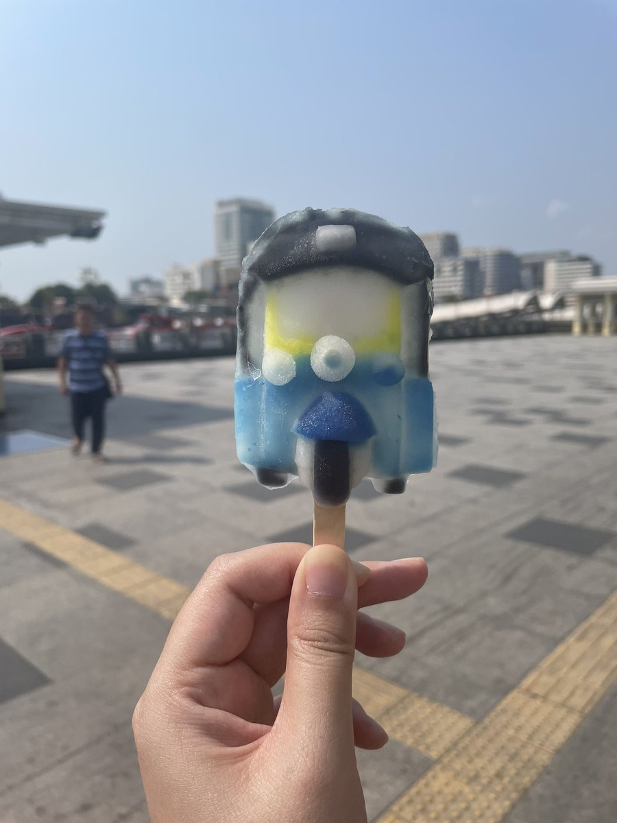 plariex's tweet image. ไอติมตุ๊กตุ๊กที่ท่าช้าง 99 บาท รสลิ้นจี่
ละลายเร็วเว่อต้องรีบกิน เสียวฟัน 😂