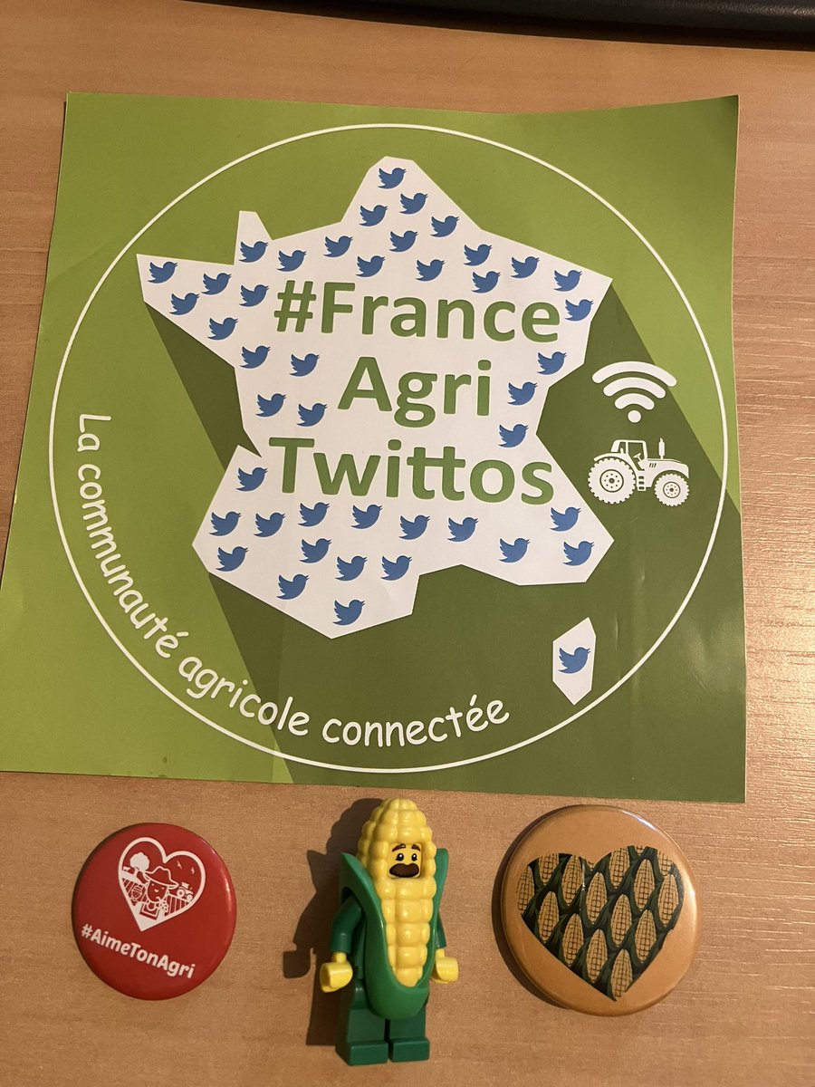Retour du salon - installation des nouveaux éléments de deco dans le bureau ☺️ 🌽 👨‍🌾 
🙏#FrAgTw <a href="/AGPM_mais/">AGPM</a> #AimeTonAgri