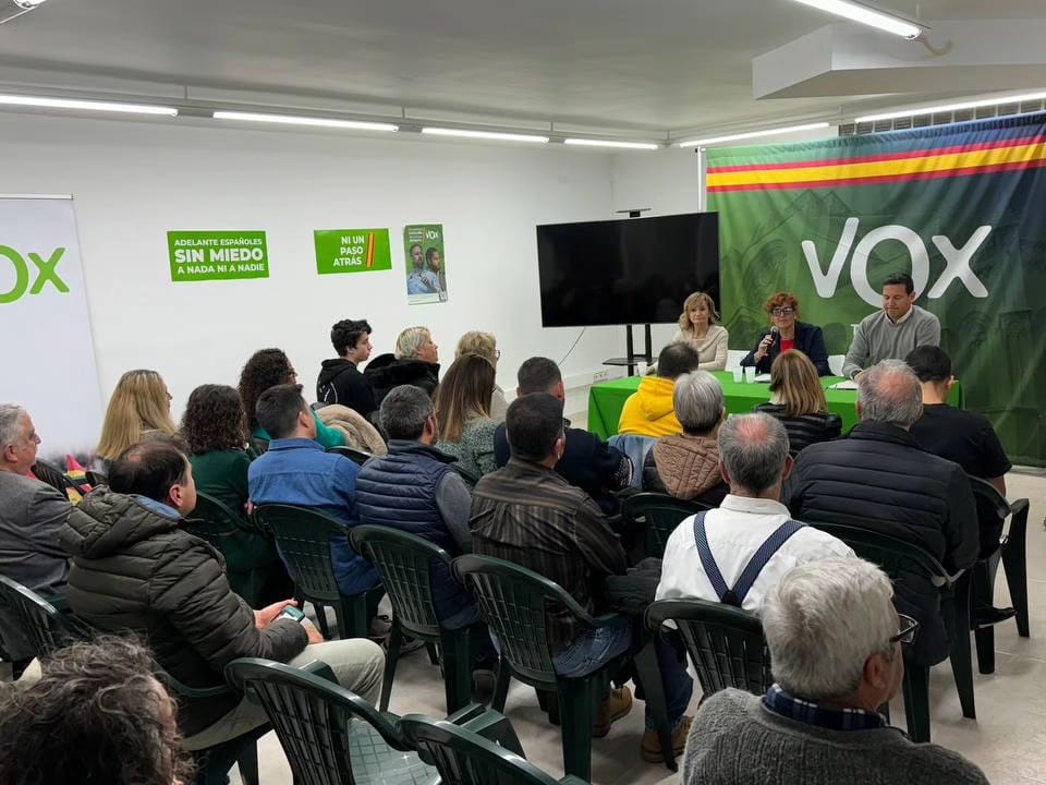 IsabelLazaro_'s tweet photo. Acto de  bienvenida de nuevos afiliados de VOX en  #Tarragona.

Cada día más valientes dispuestos a dar un paso al frente en la defensa de la libertad, se suman a este proyecto patriótico. 

Gracias a todos.💪🇪🇦 https://t.co/9519evIdeW