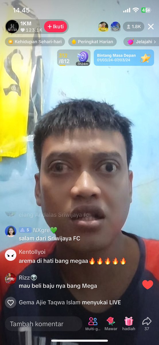 1KM
Di luar kendali manusia , dulunya kiper andalan Indonesia kini berakhir di tap tap layarnya jangan di kendorin. 

Banyak sepertinya yang sudah membantu tapi tak kunjung sembuh .