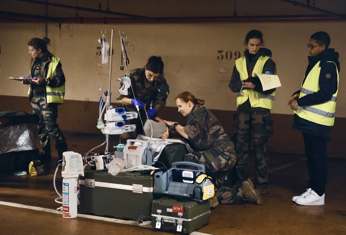 [EXERCICE]

Très régulièrement, les soldats de l’opération SENTINELLE s’entraînent avec les spécialistes du Service de santé des armées pour faire face aux situations d’urgence en cas d’événement grave.

#ÊtrePrêt #ÀVosCôtés