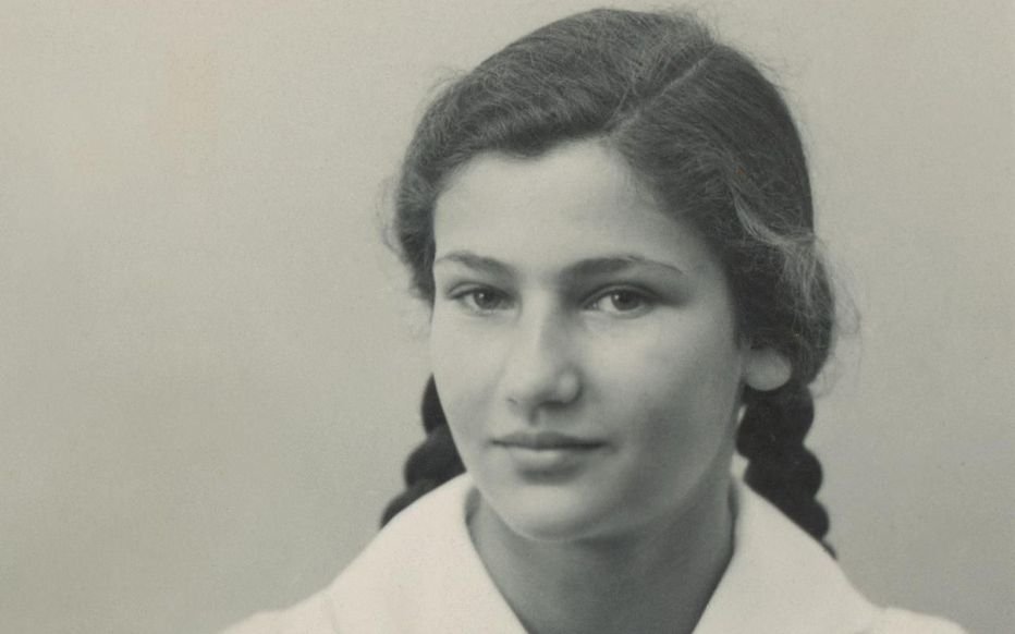 HeikeSpecht's tweet photo. Im #WomensHistoryMonth gibt's wieder täglich eine Frau, die Geschichte geschrieben hat. Heute: Simone Veil. Die Politikerin, geb 1927 in Nizza, wurde 1944 als Mädchen mit Mutter und Schwester deportiert. Während die Mutter an Typhus starb, wurde Simone aus Bergen-Belsen befreit. https://t.co/tg18luhZPy