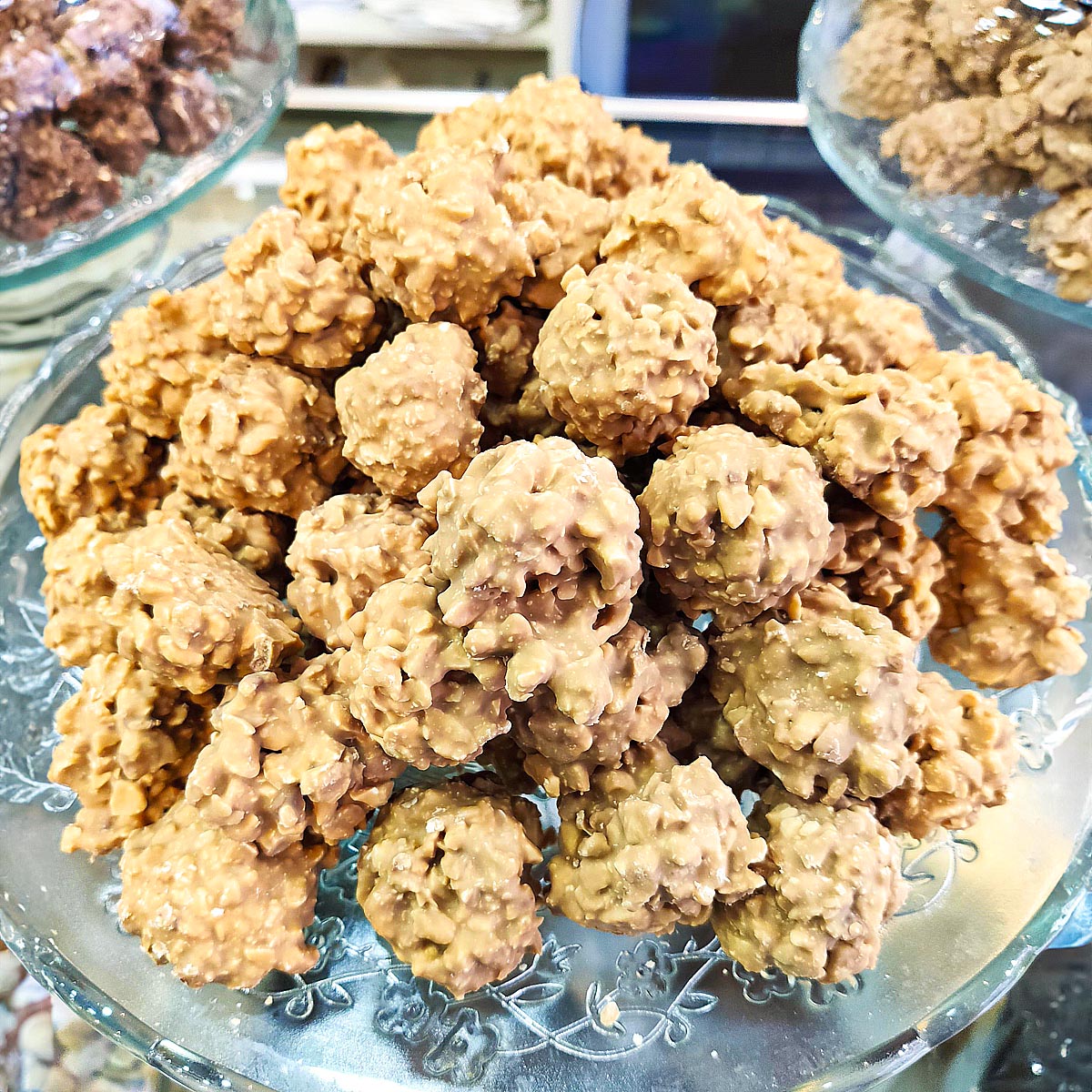 Nuestros '#bombonesderoca' están elaborados con el mejor #chocolate de #Valrhona  y la mejor almendra marcona!
Deliciosos!😋

#DiegoVerdú #Oviedo #heladosdiegoverdú #elVerdúOriginal #turrones #Bombones #postres #heladodeturrón #troncoheladodeturrón #oviedocapitalgastronomica