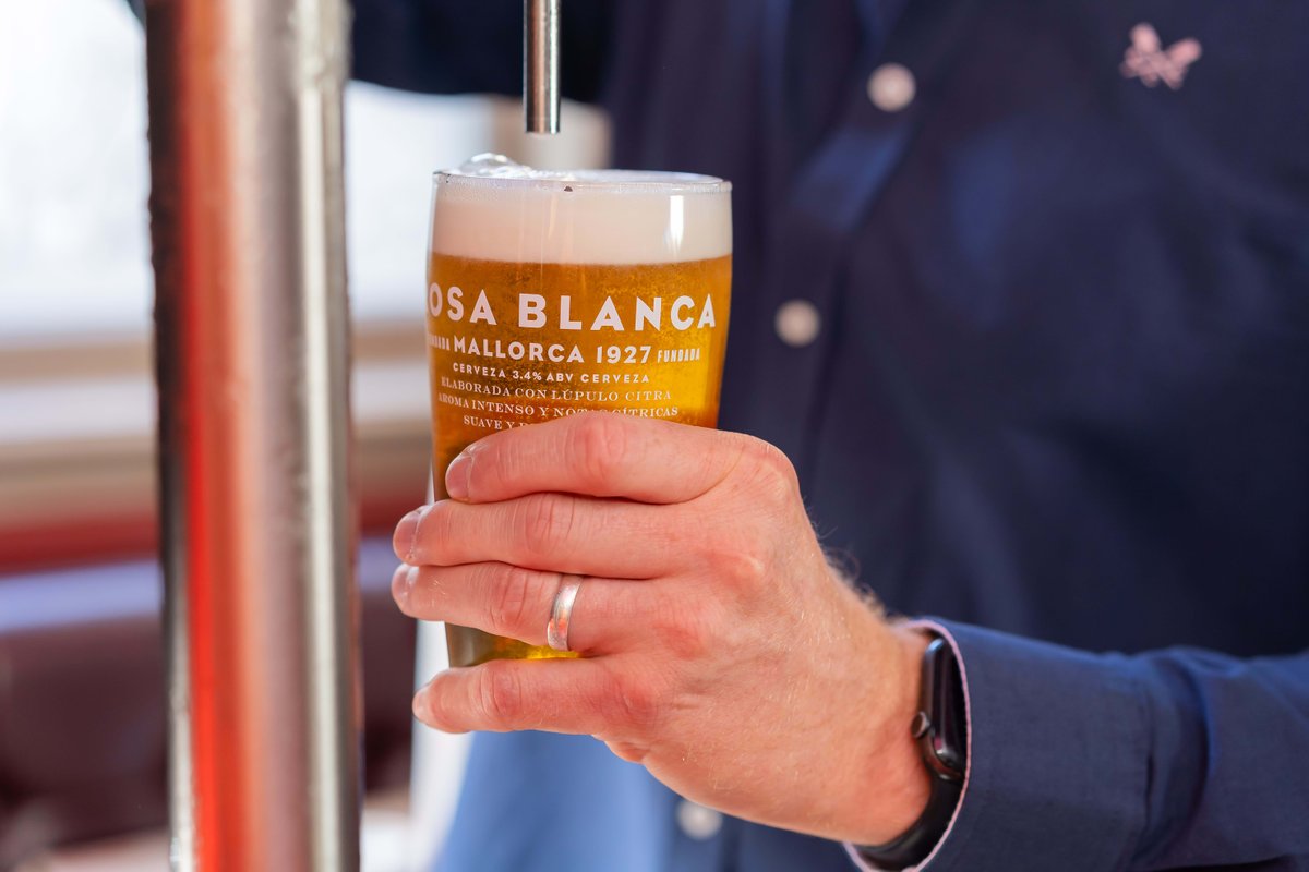Have you already tasted our Rosa Blanca lager? Is a smooth, refreshing beer of Mallorca, with a touch of aromatic hops and only 3.4% ABV, the perfect pint if you are looking for an easy drinking and super tasty beer.
#beer #drinks #pub #refreshing #easydrinking #lowABV #lager
