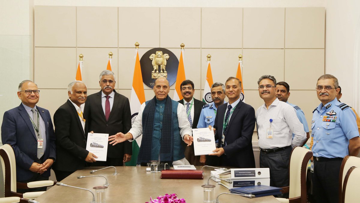 SpokespersonMoD's tweet photo. 'Aatmanirbharta in Defence'!  #MoD signs five contracts worth 39,125.39 Cr  for major capital acquisitions bolstering the Make-in-India initiative. 
#Aatmanirbharta 
#MakeInIndia 

More: https://t.co/fIk5q8SWMP

@rajnathsingh 
@giridhararamane 
@HQ_IDS_India 
@DefProdnIndia https://t.co/FaQauFaRkU