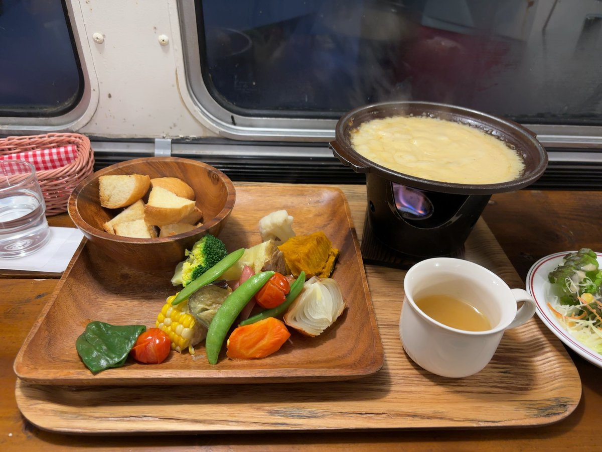 otukare_aako's tweet photo. 北海道富良野スキー場now
今めっちゃ降ってるから明日楽しみ😊
北海道野菜のチーズフォンデュ美味すぎな🧀 https://t.co/zXE13c4ldf
