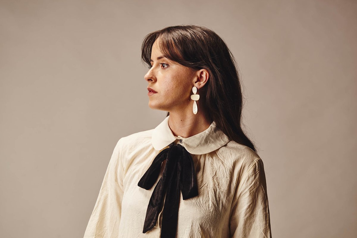 Caoilfhionn Rose ( @keelinmusic ) announces her 3rd album ‘Constellation’, out May 24th. You can listen to her lead single ‘Fall into Place’ now. Listen and pre-order via gondwana.lnk.to/Constellation Photo by Emily Dennison