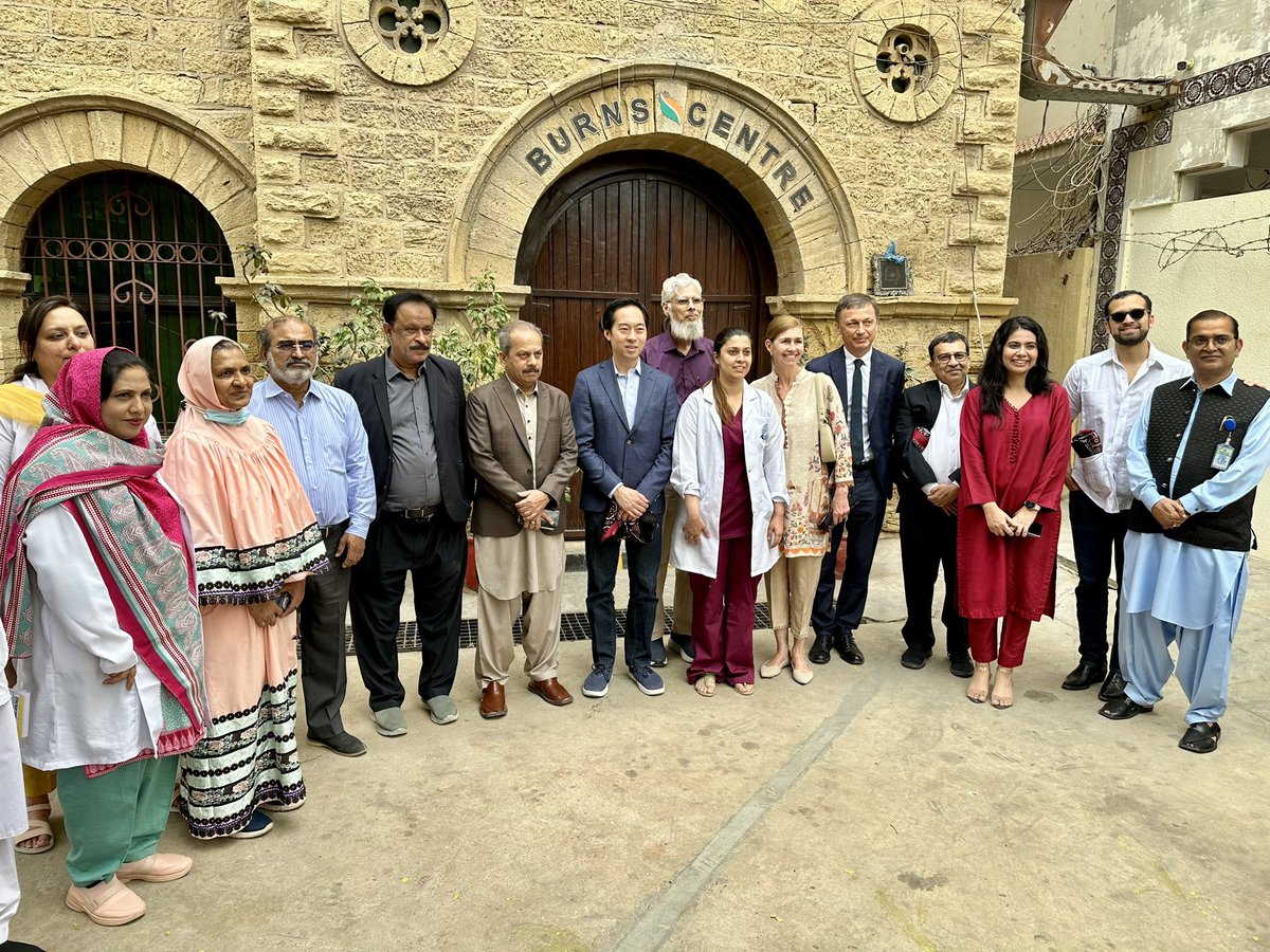 Stunning eye-opening visit to Civil Hospital, Institute of Trauma, and Sindh Institute w @AkuSurgery @AKUGlobal students - amazing work caring for the #Pakistan community @AdilHaiderMD @Dr_JSantamaria @AcademicSurgery @LGutnik @SaleemIslam