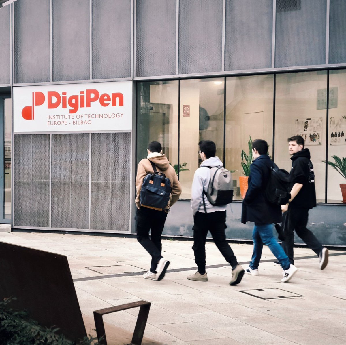 🌞📚 Happy Friday! 😎 It's time to start the day with enthusiasm and positive energy! 💪🏼  Did you know Fridays are usually when the Project-related classes such as videogames and short films are crafted? 🎬 🎮 #DigiPenEuropeBilbao #DigiPen #DigiPenDragons #StudentLife 📸✨