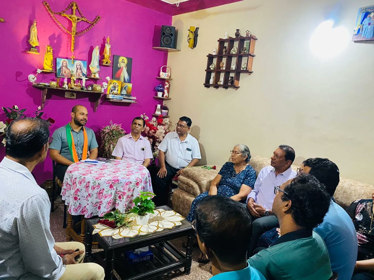 Joshua_De_Souza's tweet photo. Held an engaging session with members of the BJP Goa Minority Morcha hailing from #Bicholim, #Maem and #Priol constituencies.

The objective is to promote mutual trust and understanding among minority communities through positive discussions and joint efforts. https://t.co/k6bp6X3BjE