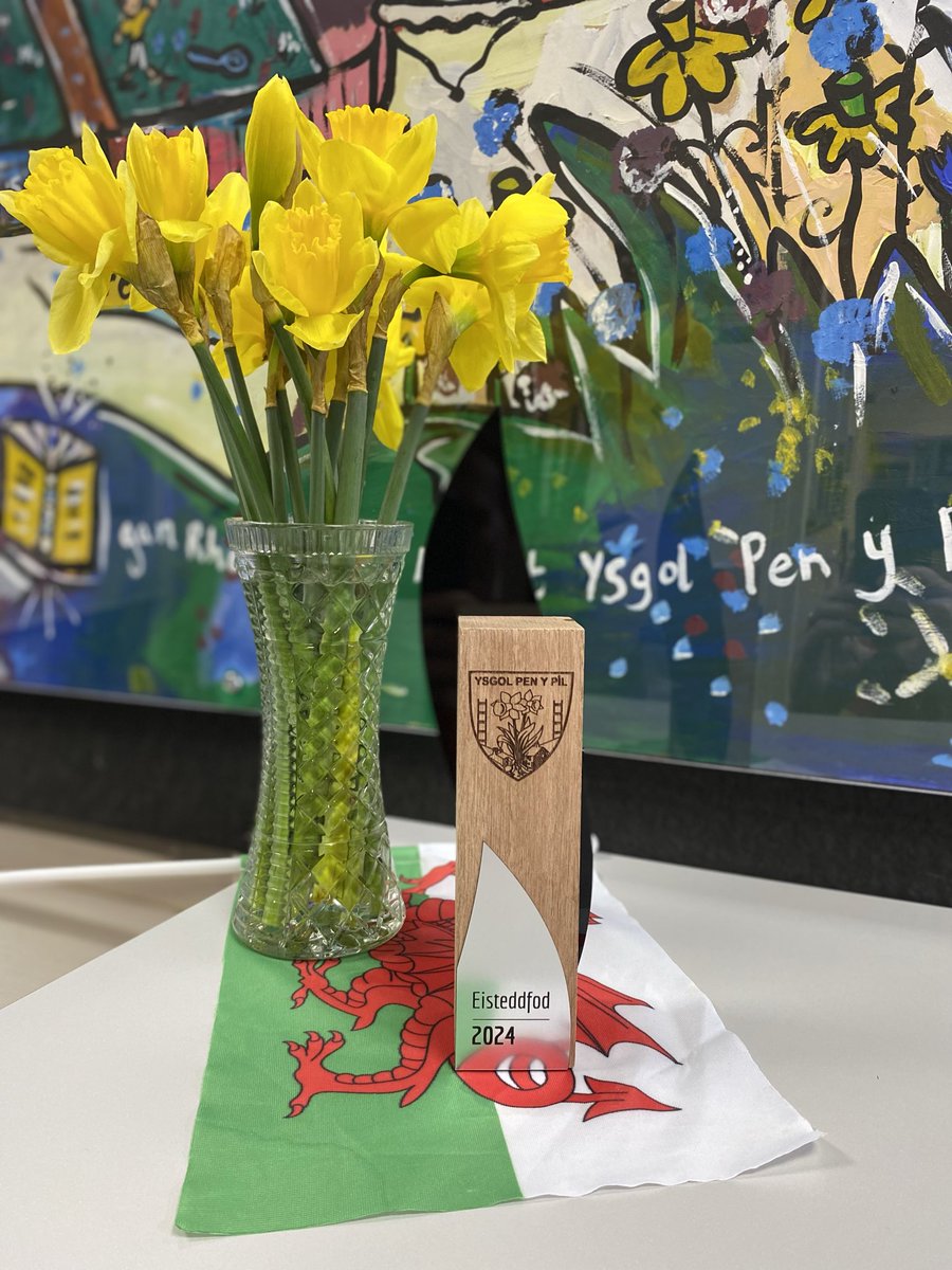 YsgolPenyPil's tweet photo. Dydd Gŵyl Dewi hapus! 🌼 Rydyn ni’n edrych ymlaen at ein Eisteddfod ysgol y bore 'ma. / We're looking forward to our school Eisteddfod this morning. 🏴󠁧󠁢󠁷󠁬󠁳󠁿💙💚❤️ https://t.co/WAUSqsa6ol