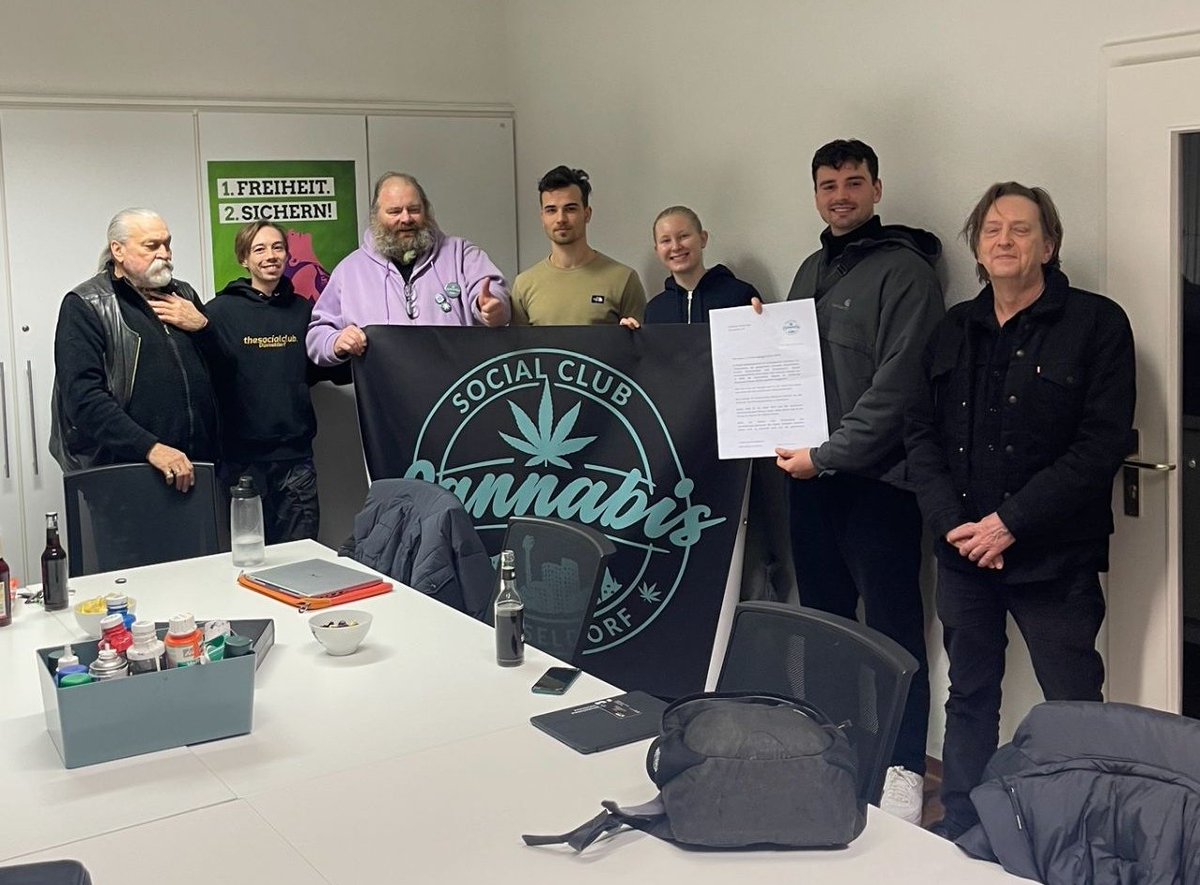 Cannabis Social Club Düsseldorf e.V. (@cscduesseldorf) on Twitter photo Gestern waren Aktivisten vom <a href="/CSCDuesseldorf/">Cannabis Social Club Düsseldorf e.V.</a>, <a href="/thesocialclubdu/">Thesocialclub.</a>, <a href="/CscKrefeld/">csc-krefeld e. V. - Michael Z.</a>, <a href="/igecagbr/">IGeCA</a>, CSC Kleve und Cannabis Social Care bei der Grünen Jugend Düsseldorf zu Besuch und haben ein Protestschreiben adressiert an die <a href="/GrueneFrakNRW/">Grüne Fraktion NRW</a> übergeben.
Sie fordern #CanGJetzt und #keinVA! Gestern waren Aktivisten vom <a href="/CSCDuesseldorf/">Cannabis Social Club Düsseldorf e.V.</a>, <a href="/thesocialclubdu/">Thesocialclub.</a>, <a href="/CscKrefeld/">csc-krefeld e. V. - Michael Z.</a>, <a href="/igecagbr/">IGeCA</a>, CSC Kleve und Cannabis Social Care bei der Grünen Jugend Düsseldorf zu Besuch und haben ein Protestschreiben adressiert an die <a href="/GrueneFrakNRW/">Grüne Fraktion NRW</a> übergeben.
Sie fordern #CanGJetzt und #keinVA!