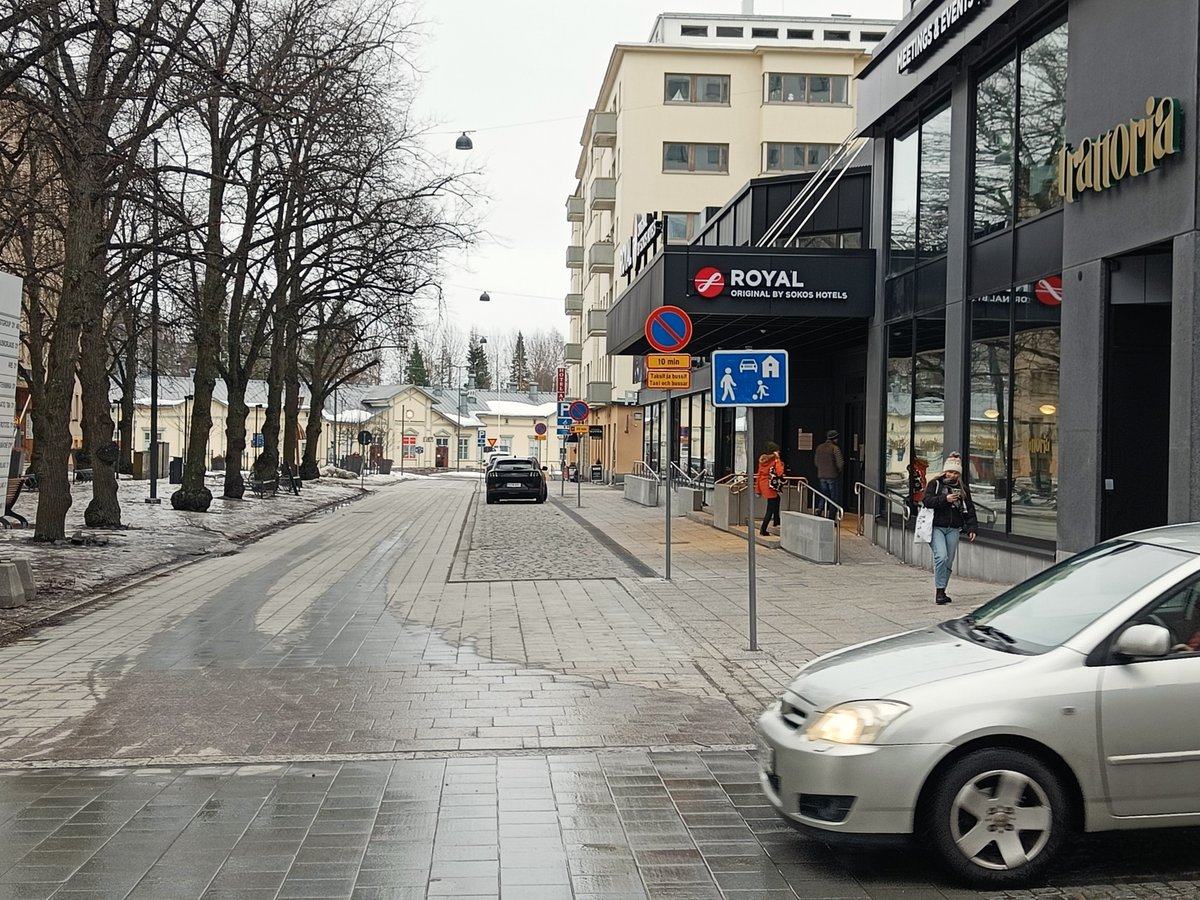 Yhteistä katutilaa Vaasassa. Vasen puoli miellettäneen enimmäkseen autoilun ja pyöräilyn vyöhykeenä. Keskellä hotellin tarvitsema lyhyen pysäköinnin kaista. Varmasti toimivampi näin, kuin jos kaikki liikennemuodot (+pysäköinti) olisivat eriytettynä. #keskustanelinvoima #vaasa