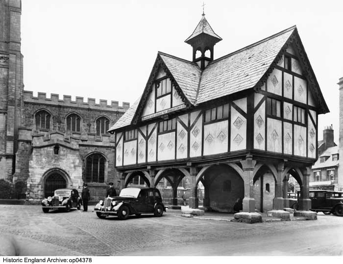 Today's image from the Historic England Archive shows police officers and cars outside the Old Grammar School, Market Harborough, Leicestershire, in the 1930s. You can see more Archive records of Market Harborough👇 historicengland.org.uk/images-books/p… #MarketHarborough