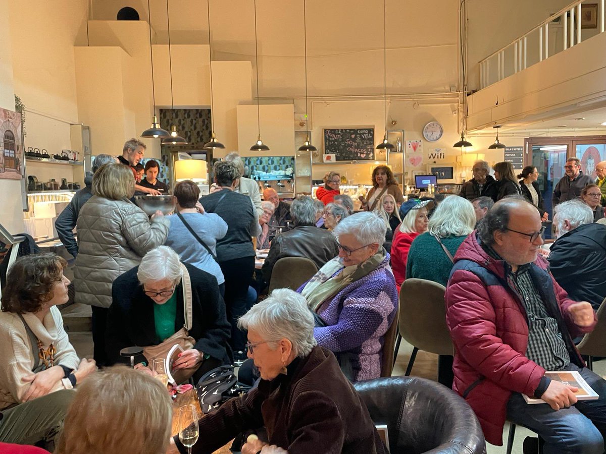 🎶 Celebració al <a href="/CoroVell/">Coro Vell</a>! 🎉 Ens enorgulleix haver compartit amb ells la celebració dels seus 165 anys d’història i la presentació del llibre d’en Jaume Terés que narra la seva trajectòria,. Una història d’èxit que ens inspira. Per molts anys! 📘🌟 #JuntsSomCapaços