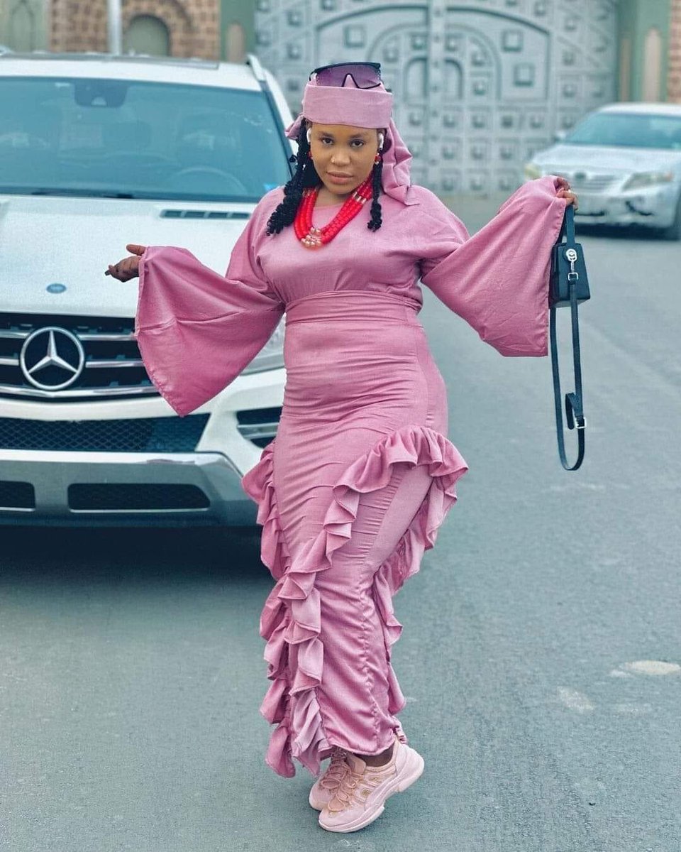 masuzafi's tweet photo. The all great hisbah Troll 😂😂😂.

Hisbah will not warn people strongly or take visible action on white collar crimes and pen robbery (Satan kudin gwamnati),

Hisbah will not stop hoarders or control mudus (ounces) and middle men from hiking commodity prices, 

Hisbah will not report or take measures on Arewa 24 ... (They have all these channels in their homes) if only the populace will verify.

It is this girl /woman that is their problem 😂😂.

One by one Dem go resign !! 

Self righteousness never helps anyone.

The clean up must start from the base of the community including everyone and starting from the preachers. All of them.

Meanwhile in the same Kano of hisbah,
This has been a practice for a very long time;

From  Wednesday to Sunday (every week), 
go to event centers and see the so-called religious guided people misrepresenting themselves in the name of wedding events !!! 
Nonsense... 💔💔