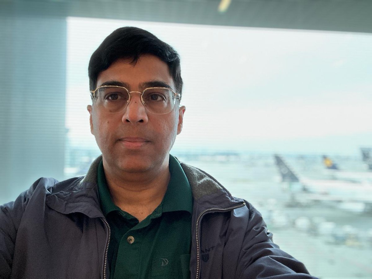 vishy64theking's tweet image. At the Airport!
My Kidnappers, let me go.
@alexandrabotez @itsandreabotez