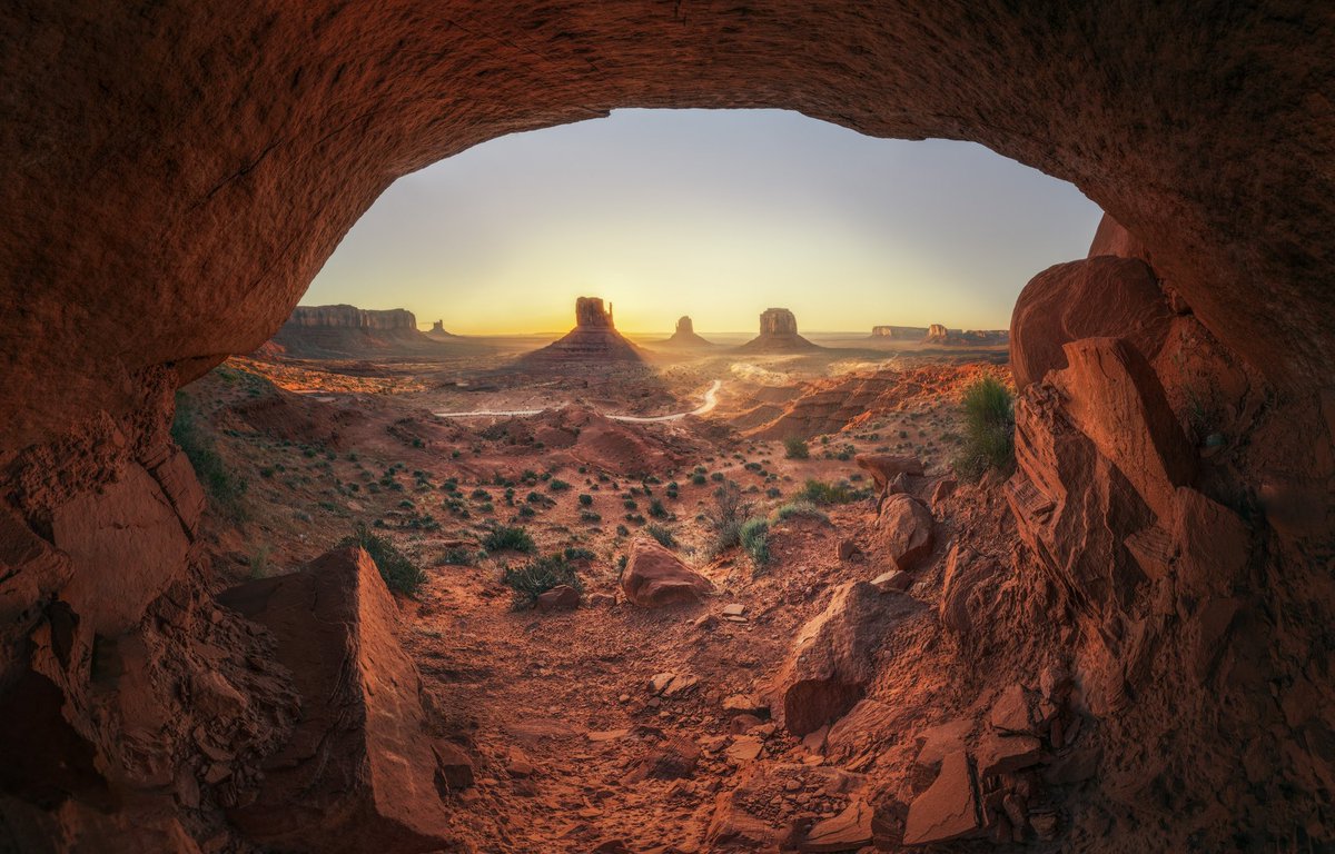 Buenos días a todos!! Después de un descanso en redes sociales, vuelvo con una fotografía de uno de los desiertos mas alucinantes de EEUU, Monument Valley 🏜️ Me empeñé en enmarcar esa preciosa vista y después de pelearme en campo y en el ordenador este fue el resultado ⤵️