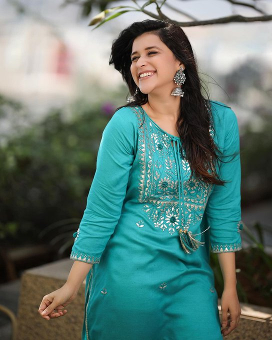 mid_day's tweet photo. #InPhotos | #MiddayEntertainment     

Mannara Chopra radiates elegance in her stunning blue ethnic ensemble, capturing hearts and turning heads    

#mannarachopra #mannarafam #mannarachoprafanclub #actress #biggboss #beauty #ENTERTAINMENT https://t.co/SvPW4kZkyl