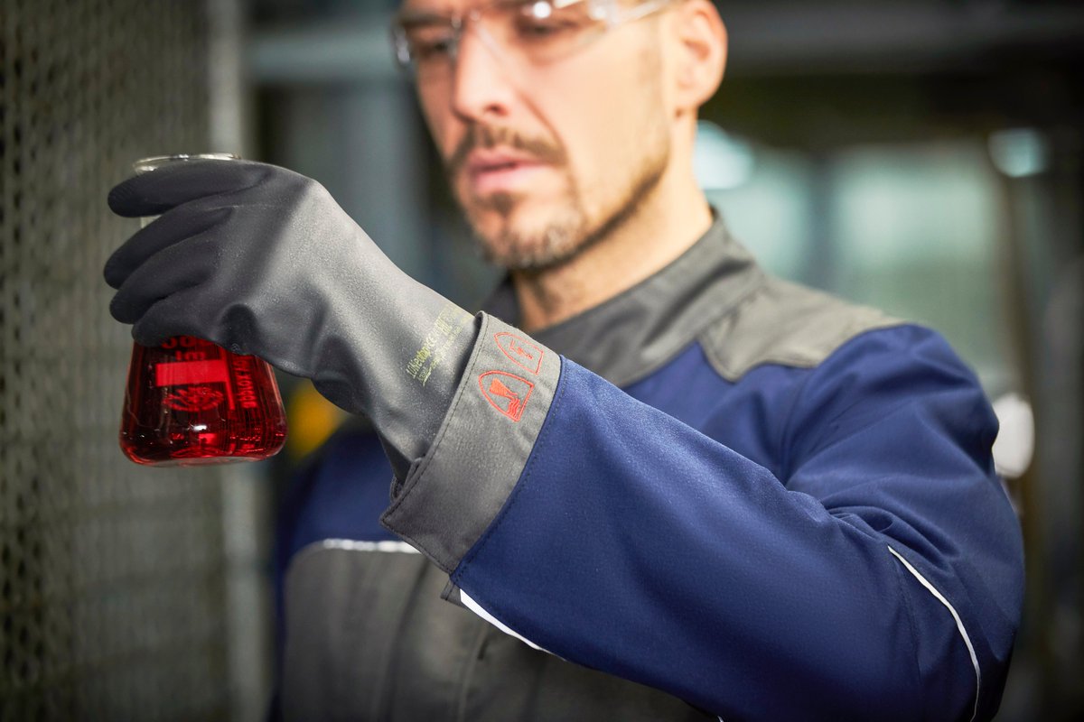 Veiligheid staat voorop in veel werkomgevingen. Mewa heeft in haar gamma werkkleding ook een aanbod aan gespecialiseerde, beschermende kleding die mensen in werksituaties ondermeer beschermen tegen chemicaliën, elektrostatische ontlading en vloeibare metalen. #metatm #veiligheid