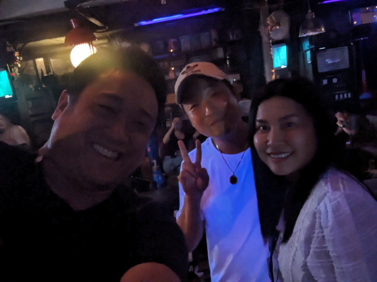 randomly shared a table with this lovely Thai-Korean couple at my fav ladprao bar.
