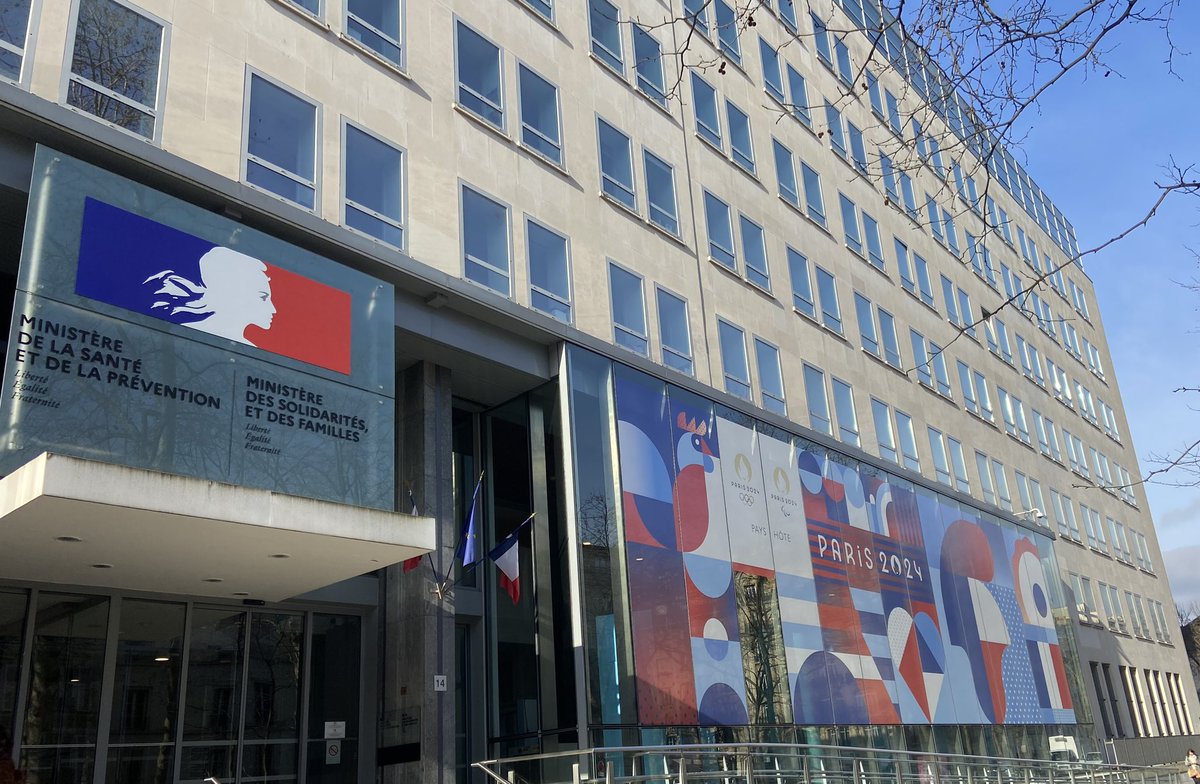 La façade du ministère de la santé et de la prévention est ornée aux couleurs des JO 2024. Une belle façon de rendre par avance hommage à l’ensemble des services sanitaires qui seront mobilisés à cette occasion. Hâte de l’été olympique🥇🥈🥉