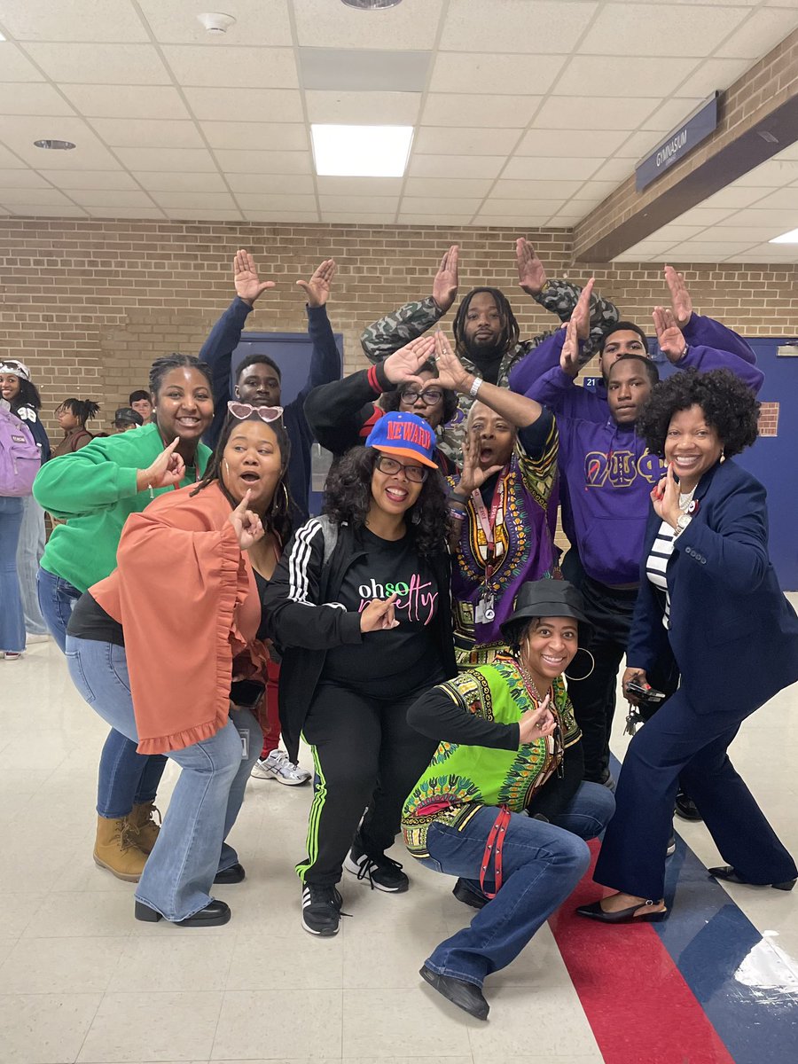 If “I got your back” was a photo. As my Delta colleague & I were headed to take a photo to support our Que colleague & his Bruhs,she oo-oops & her 🔺 Soror comes running over to jump in the pic.A Soror sent up a skee-wee & MY 4 Sorors came 🏃🏾‍♀️pinkies up to join the pic.😂 #D9Fun