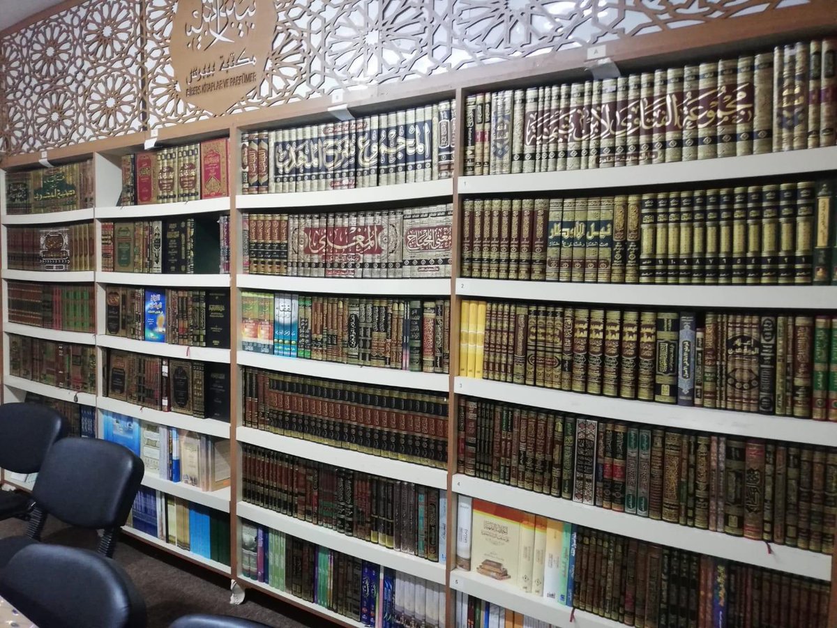 يجادل بعض الجهلة و المتخلفين و الكسالى في عمل الائمة المجددين ورسالتهم السامية في اتباع الله وتعاليمه.

ربما على هؤلاء الجهلة والمتخلفين والكسالى انهاء قراءة كتب هذه المكتبة وبعدها البحث عن ماذا تتحدث اصلاً هذه الكتبة الثمينة.

الحذر الحذر ياطلاب العلم و علمائنا من هراء لاينفع.