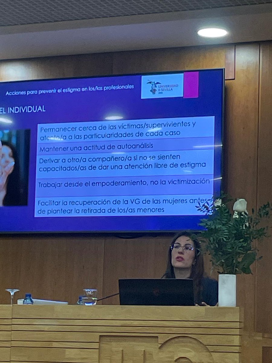 Interesante presentación de @laramurvartiande sobre las acciones para combatir el estigma público al asistir a mujeres que sufren violencia de género. 
¿Una acción que podemos realizar a nivel individual? 
➡️Autoanálisis. 
#CICFEM24