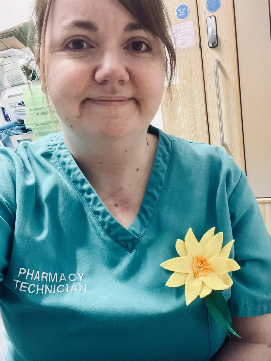 Gem_Be11's tweet photo. Happy St David’s Day! Wearing my @tyhafan daffodil with pride today 🏴󠁧󠁢󠁷󠁬󠁳󠁿 #StDavidsDay #tyhafan #etsyhandmade #PharmacyTech https://t.co/FsckhGF1xK