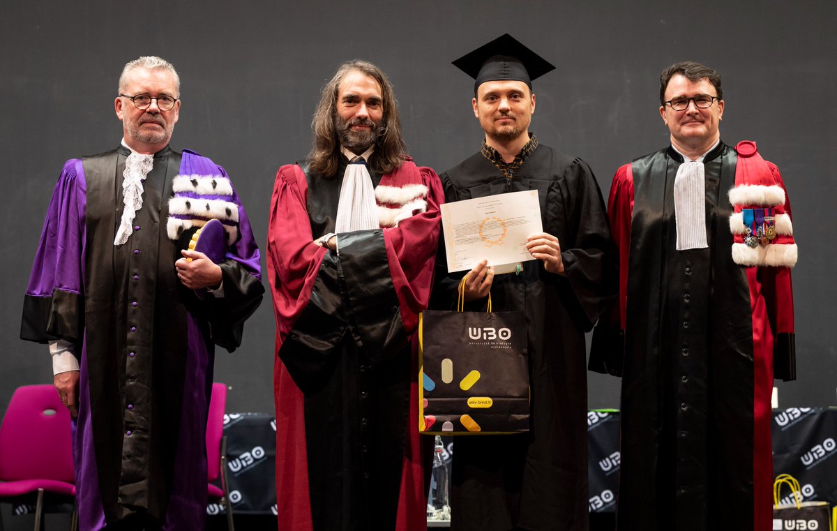 Heureux et fier de vous annoncer l'obtention de mon doctorat après trois années de travail intense ! 🎓📜
Ma thèse portait sur l'apprentissage du langage Python 🐍 au lycée et le développement de l'application Pyrates 🏴‍☠️ (py-rates.fr).
Liens manuscrit et article ⬇️