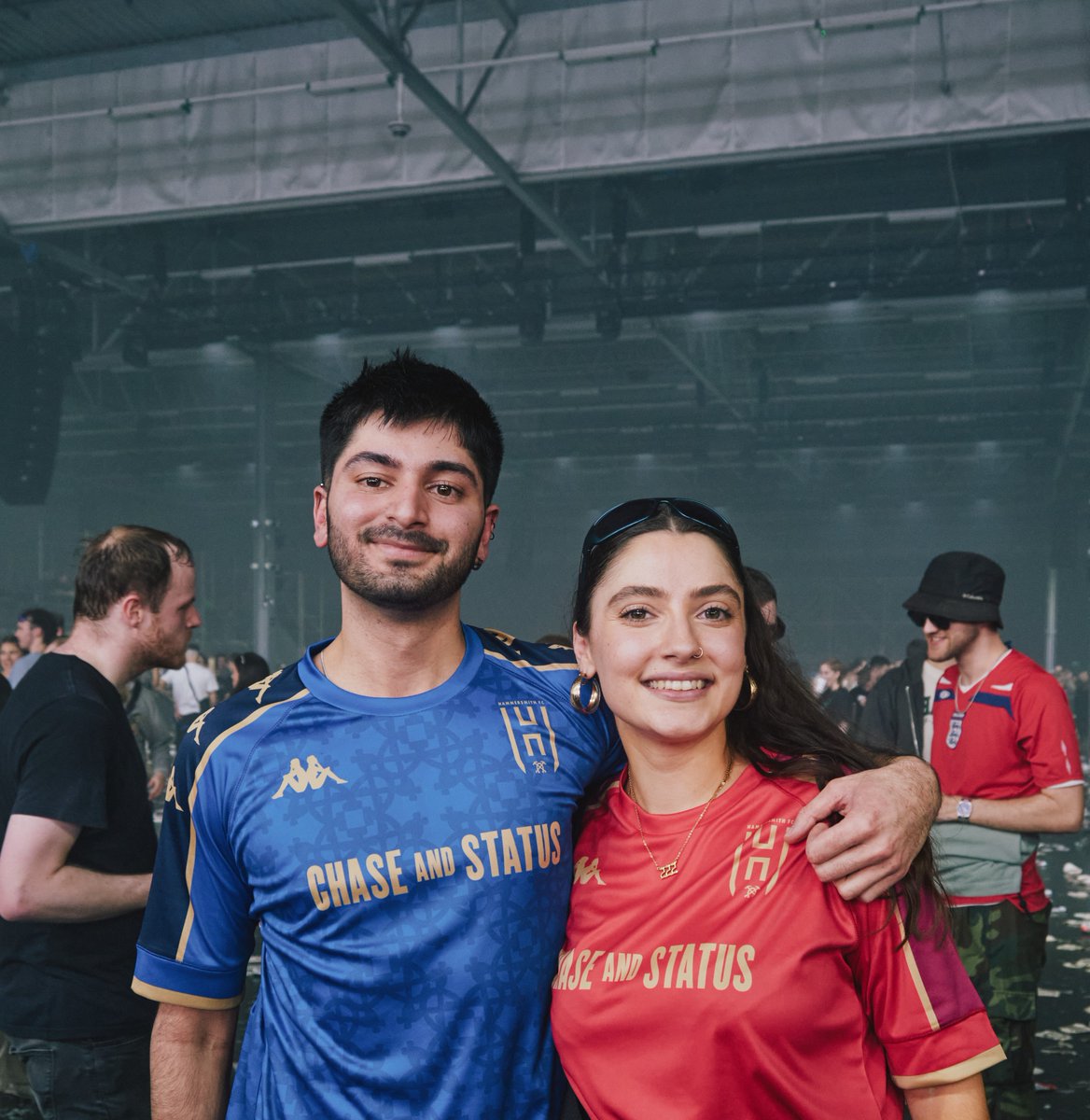 KappaTeamwearUK's tweet photo. Spotted at @drumsheds LDN📷
@HammersmithFC’s fierce new kit proudly worn by the @chaseandstatus crowd.
As captured by @Juamessiow.
#Kappa #ChaseAndStatus #HammersmithFC https://t.co/SFynG0ztEG