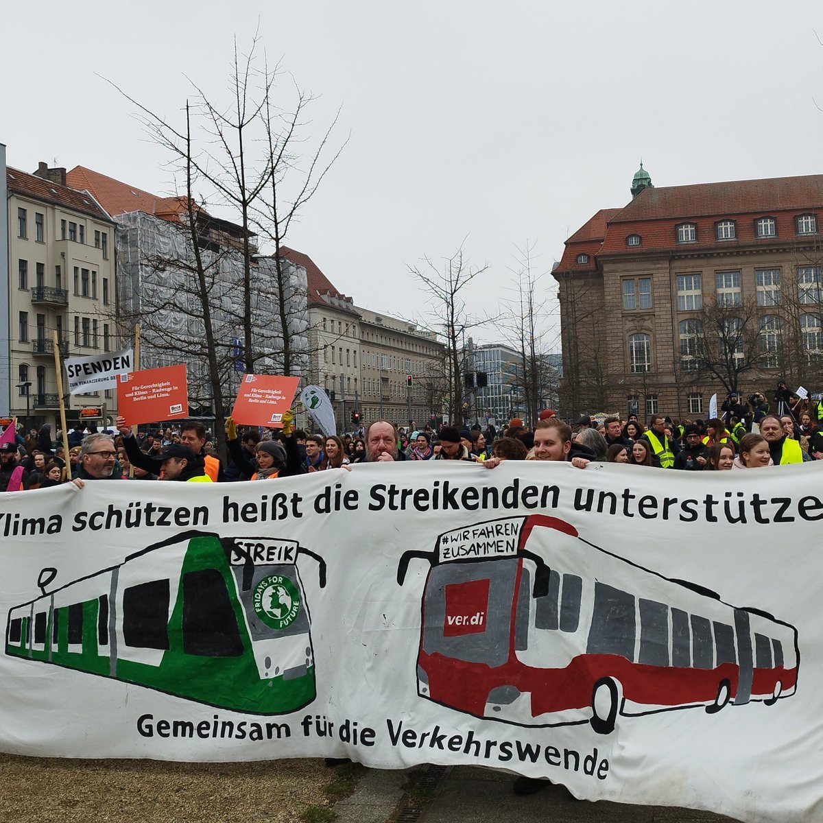 Berlin, es geht los. #wirfahrenzusammen #klimastreik #berlin