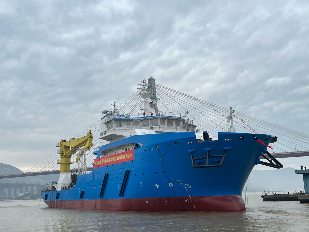 HolaFujian's tweet photo. On Feb. 29, the multi-functional offshore wind power Operations and Maintenance (O&M) mother-ship was smoothly launched in #Mawei, Fuzhou. As the country's first large-scale offshore wind power multi-functional O&M mother #ship🚢, independently designed and built with full intellectual property rights, this vessel fills the gap in China's capabilities in far-sea cable laying and deep offshore wind farm O&M.