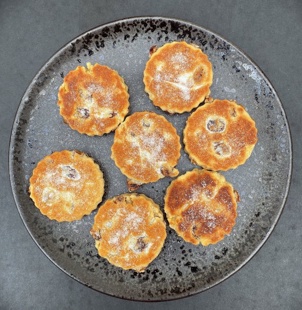Dydd Gŵyl Dewi Hapus! Happy St David’s Day! And yes, of course, #RecipeOfTheDay is Welsh Cakes. I love them so! nigella.com/recipes/welshc…