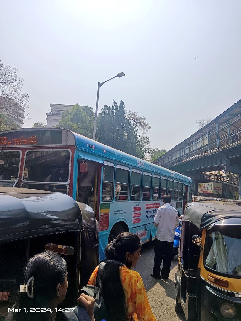 nileshktrivedi's tweet photo. घाटकोपर ईस्ट
रेल्वे स्टेशन के मिडल रेलवे और मेट्रो ब्रिज के बाहर
जवाहर रोड
आर बी मेहता रोड
घाटकोपर ईस्ट

गैरकानूनी शेयर रिक्शा  लाइन की वजह से रोज सुबह से रात तक ट्रेफिक जाम होता है.एंबुलेंस और बस ट्रैफिक में फस जाती है.
लोगो को स्टेशन के अंदर जाने को रास्ता नहीं मिलता. https://t.co/MPuNUvPPcI