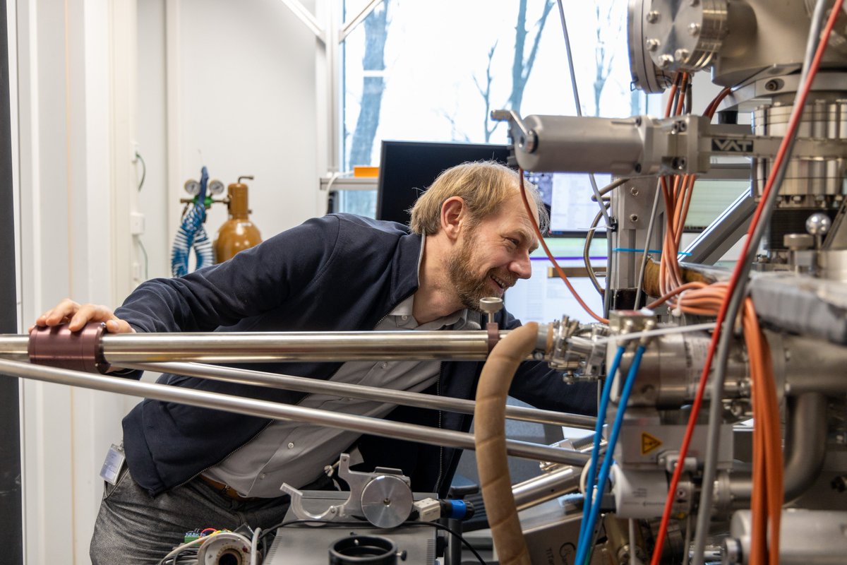 Leiden Institute of Physics (LION) (@leidenphysics) on Twitter photo Today, <a href="/sensemolen/">Sense Jan vd Molen</a> started as our new scientific director! 🙌He cares equally about excellent research and the psychological welfare of everyone at LION. And did you know he started the wall formulas that can be found all over town?
Read what drives him: universiteitleiden.nl/en/news/2024/0… Today, <a href="/sensemolen/">Sense Jan vd Molen</a> started as our new scientific director! 🙌He cares equally about excellent research and the psychological welfare of everyone at LION. And did you know he started the wall formulas that can be found all over town?
Read what drives him: universiteitleiden.nl/en/news/2024/0…