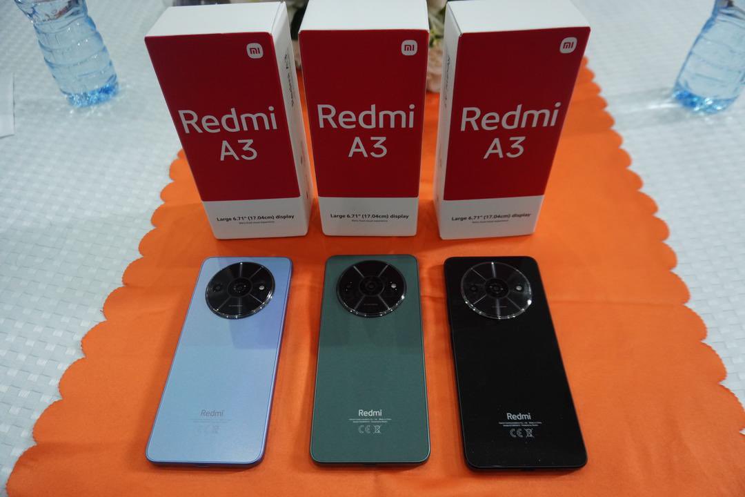 Mubarak_O_O's tweet photo. The new Redmi A3 is released to redefine affordable luxury, experience flagship-level design with it's centered large circle camera deco and sophisticated glass + leather-textured back. #RedmiA3Launch https://t.co/polBA88mg8